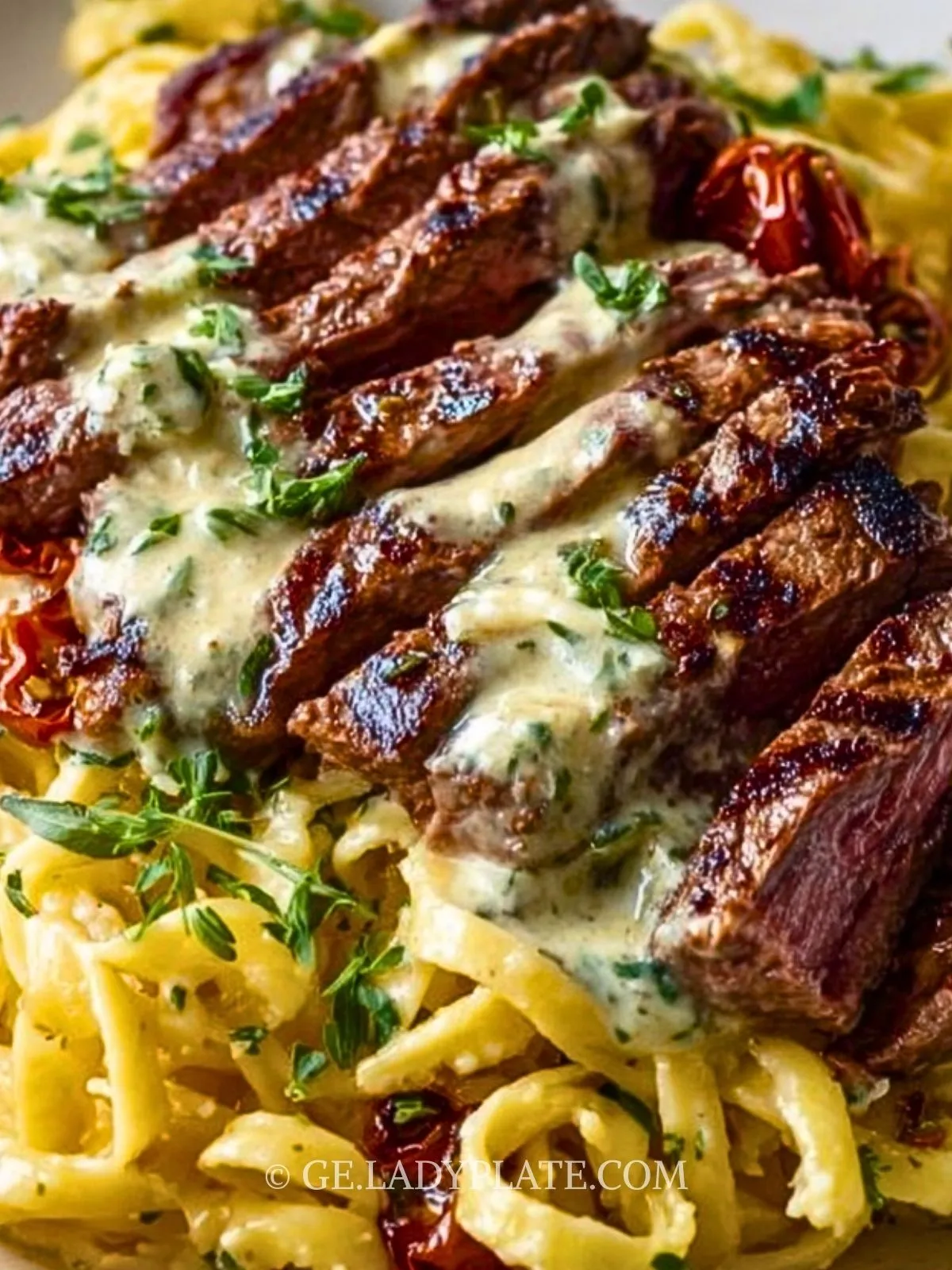 eintopf-mit-scharfer-honig-knoblauch-steak-pasta