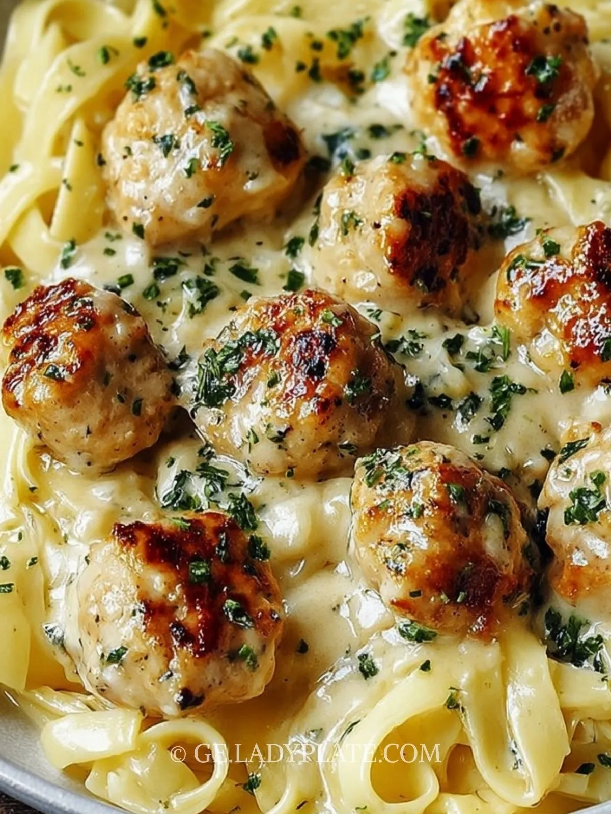 knoblauchbutter-huhnchenballchen-mit-cremiger-parmesan-pasta